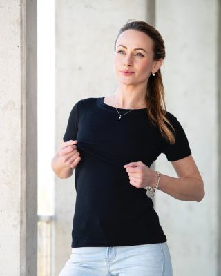 Kojicí trička z MERINO vlny 🐑 opět došita a zařazena do prodeje - navíc NOVINKA - nádherná sytá fuchsiová barva 🩷🖤🩷🖤...